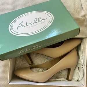 Abella Nude Heels Size: 9M